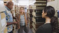 Hawaii Five-0 – Lou Grover (Chi McBride, l.) und Tani Rey (Meaghan Rath, r.) finden den Anwalt der Täter. Können sie mit Odell Martins (Michael Imerioli, M.) Hilfe den Anschlag verhindern?