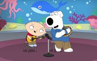 Family Guy – Brian (r.) und Stewie (l.) werden zu einem erfolgreichen Singer-Songwriter-Duo, weil es ihrer Meinung nach keine Kinderlieder gibt, die die Wahrheit über die Kindheit erzählen. Doch treibt ein Mädchen einen Keil zwischen die beiden ...