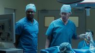 This Is Going to Hurt – Als der Oberarzt Mr. Lockhart (Alex Jennings, r.) erfährt, dass eine Patientin entgegen seiner Anweisung operiert wird, sind er und sein Assistent Julian (Kadiff Kirwan, l.) bereit, die Aktion zu beenden. Doch dann machen die beiden eine Entdeckung, die alles verändert.