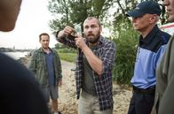Tatort – Stefan Krüger (Jörg Malchow) versucht zu beweisen, dass er der Stiefvater des ermordeten Rico Krüger ist. Karin Gorniak (Karin Hanczewski), Micha Siebert (Niels Bruno Schmidt), Stefan Krüger (Jörg Malchow), Henni Sieland (Alwara Höfels).