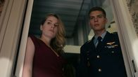 High-Flyers – Paula Walema (Sanne Langelaar) und Rutger de Man (Josha Stradowski) lernen sich auf einer Party kennen. Trotz eines kleinen Missgeschicks verstehen sich die beiden gut. Zwischen ihnen knistert es.