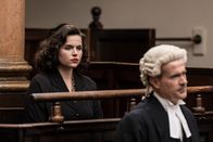 Father Brown – Bunty (Emer Kenny) wird vor Gericht des Mordes beschuldigt.