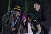 Versprochen ist versprochen 2 – Das ging voll in die Hose: Als Noels (Kennedi Clements, 2.v.l.) Vater alle (Santino Marella, l., Kirsten Robek, 2.v.r., Brian Stepanek, r.) mit seiner Weihnachtsbeleuchtung beeindrucken will, passiert ihm ein ordentliches Missgeschick...