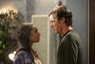 Cooper Barrett's Guide to Surviving Life – Die Anziehungskraft zwischen Kelly (Meaghan Rath, l.) und Cooper (Jack Cutmore-Scott, r.) steigert sich beinahe ins Unermessliche, doch das Schicksal scheint einfach nicht auf ihrer Seite zu stehen. Oder?