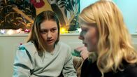 Wahrheit oder Pflicht – Tara (Maya Ystenes, l.) und Sanne (Tilde Ender Søvik) sind beste Freundinnen. Doch seit Tara mit Daniel geht - für den Sanne heimlich auch schwärmt - gerät ihre Freundschaft ist in Schieflage.