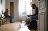 In Therapie – Philippe (Frédéric Pierrot, li.) wartet auf seine Supervision bei Claire. Diesmal braucht er sie mehr denn je ...