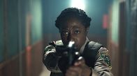 Jericho-Ridge - Unter Beschuss – Tabby (Nikki Amuka-Bird) muss sich verteidigen, als die Polizeiwache plötzlich unter Beschuss steht.