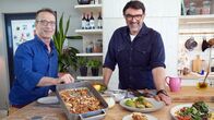 Iss besser! Mit dem Ernährungs-Doc – Kräfte sammeln, das Immunsystem stärken: Zu diesem Motto gibt es vom NDR Fernsehkoch Tarik Rose Rezepte mit frischem Gemüse, Fisch und Hülsenfrüchten. Für die Zubereitung der Rezepte holt er sich kompetente Küchenhilfe an den Herd: Dr. Matthias Riedl.