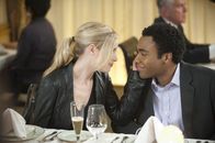 Community – Mit Hilfe einer kuriosen Geschichte weckt Troy (Donald Glover, r.) das Interesse der schönen Britta (Gillian Jacobs, l.) ...