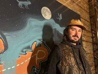 Megacitys - Wenn es Nacht wird in ... (ZDF) – Quinn Hopkins vom Volksstamm der Anishinaabe lässt in seinen Wandbildern die Mythen seiner indigenen Vorfahren wieder aufleben.