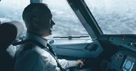 Sully – Das Cockpit ist seine Welt: Chesley 'Sully' Sullenberger (Tom Hanks). Kurz nach dem Start in New York hat Vogelschlag beide Triebwerke zerstört.