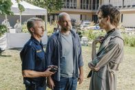 Polizeiruf 110 – Kriminalhauptkommissar Dennis Eden (Stephan Zinner, Mitte) und Kollege Alfred Höhne (Martin Müller, links) erfahren von der Studentin Müller-Wallraff (Patrice Grießmeier), dass sie den Toten kennt.