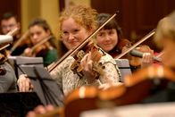 Sternstunde Musik – Sternstunde Musik Sinfonische Jugend – Musik in vier Sprachen Rebecca Pavageau, 20, studiert Violine an der HEMU in Sion/VS. Copyright: SRF/MOHRvision; Screenshot