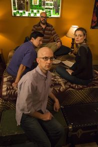 Community – Was kann Vater und Sohn besser zu einer Versöhnung bringen als eine Partie "Dungeons and Dragons"? Das denken sich zumindest Chang (Ken Jeong, l.), Dean Pelton (Jim Rash, vorne) und Britta (Gillian Jacobs, r.), die Professor Hickey wieder mit seinem Sohn Hank (David Cross, hinten) zusammenbringen möchten ...; Was kann Vater und Sohn besser zu einer Versöhnung bringen als eine Partie "Dungeons and Dragons"? Das denken sich zumindest Chang (Ken Jeong, l.), Dean Pelton (Jim Rash, vorne) und Britta (Gillian Jacobs, r.), die Professor Hickey wieder mit seinem Sohn Hank (David Cross, hinten) zusammenbringen möchten ...
