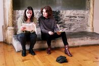 Kulturplatz – Moderatorin Nina Mavis (l.) Brunner und Sängerin Sina im Kunstmuseum Wallis.
