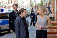 Tatort – Nach dem SEK-Einsatz erkundigen sich Stark (Boris Aljinovic) und sein Kollege Malte (Christian Sengewald, li.) nach Trudes (Lise Risom Olsen) Befinden.