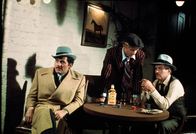 Der Clou – Henry (Paul Newman, r.) und Johnny (Robert Redford, M.) eröffnen einen Buchmacherladen, in dem Lonnegan (Robert Shaw, l.) in die Falle gehen soll ...