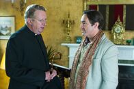 Father Brown – Father Brown (Mark Williams, l.), besucht die Lesung des Autors Leonard Quinton (Robert Cavanah, r.).