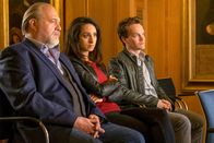Der Alte – Richard Voss (Jan-Gregor Kremp, l.) sitzt mit seinen Kollegen Annabell Lorenz (Stephanie Stumph, M.) und Tom Kupfer (Ludwig Blochberger, r.) im Gerichtssaal. Die Staatsanwaltschaft belastet eine junge Mutter, ihr Baby getötet zu haben.