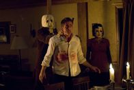 The Strangers – In der Hand von hemmungslosen Psychopathen (Kip Weeks, l. und Laura Margolis, r.), die sich nicht erklären wollen: James (Scott Speedman, M.) ...