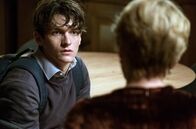 Kindeswohl – Adam (Fionn Whitehead) ist ein intelligenter junger Mann, der vor Fiona Maye (Emma Thompson) für seine Glaubensvorstellungen einsteht. Wie weit wird er dafür gehen?