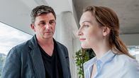 Der Bergdoktor – Dr. Martin Gruber (Hans Sigl) wirbt bei Nicole Jenninger (Jana Klinge) um Verständnis für Saskia Diekhaus und hofft, dass sie bereit ist, zu helfen.