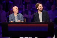 Wer weiß denn sowas? – Rateteam-Kapitän Bernhard Hoëcker (l.) und der Comedian Bastian Bielendorfer (r.) bilden ein Rateteam.