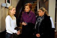 Rote Rosen – ARD ROTE ROSEN FOLGE 1431 Uhr im ERSTEN. Jule (Kim-Sarah Brands, l.) berichtet Johanna (Brigitte Antonius, M.) und Britta (Jelena Mitschke, r.) von ihren Zweifeln, was ihre Ehe mit Lars betrifft.