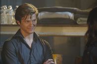 MacGyver – Totgeglaubte leben länger: Nachdem MacGyver (Lucas Till) glaubt, seine gute Freundin Frankie bei einem Unfall verloren zu haben, stellt er fest, dass sie ihren Tod nur vorgetäuscht hat und am Leben ist ...