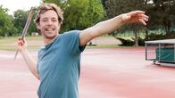 Checker Tobi – Checker Tobi beim Speerwurf, eine Disziplin in der Leichtathletik.
