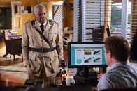 Death in Paradise – Commissioner Selwyn Patterson (Don Warrington, l.) fragt DI Jack Mooney (Ardal O'Hanlon, r.) nach dem neuesten Stand der Ermittlungen.