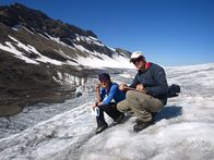 360° - Geo-Reportage – Die Wissenschaftler Isabelle Kull und Daniel Tobler auf dem Plaine-Morte-GletscherZur ARTE-Sendung 360Â° - Die Geo-Reportage: Schweiz, das Verschwinden der Gletscher 3: Die Wissenschaftler Isabelle Kull und Daniel Tobler auf dem Plaine-Morte-Gletscher. Â