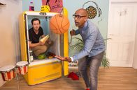 Leider lustig – Comedian Marti Fischer spielt in seiner Sendung "Leider lustig" mit Stargast Amiaz Habtu Basketball mit Hindernissen.