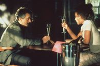 The Score – Weil seine Freundin Diane (Angela Bassett, r.) einer Heirat nur nach Berufswechsel zustimmt, will der dreiste Juwelendieb Nick (Robert De Niro, l.) sich zur Ruhe setzen. Doch da wird ihm ein lukraviter Job angeboten ...