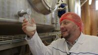 besseresser – Sebastian Lege besucht eine Essigfabrik und schaut sich an, wie Branntweinessig entsteht.