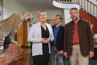 Die Rosenheim-Cops – Haushälterin Annie Brunner (Karin Engelhard, l.) erzählt den Kommissaren Bach (Patrick Kalupa, M.) und Stadler (Dieter Fischer, r.) von der Jagdleidenschaft des Verstorbenen.