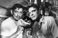 U 23 - Tödliche Tiefen – Richardson (Clark Gable, li.) erklärt Bledsoe (Burt Lancaster, re.) und dem Rest der Crew seine Strategien.