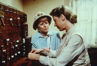 Unsere kleine Farm – Caroline (Karen Grassle, r.) und Helen Crane (Mariclare Costello, l.) sind enttäuscht, dass sie es nicht geschafft haben, Annies leibliche Mutter dazu zu bringen, ihre Tochter zu besuchen.