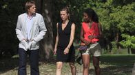 Death in Paradise – Auf seinem Anwesen auf Sebastien Island wird Alexander Jackson ermordet. Humphrey (Kris Marshall, l.) und Camille (Sara Martins, r.) befragen Emily (Caroline Proust, M.), eine der zu der Tatzeit Anwesenden.