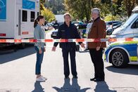 Die Rosenheim-Cops – Polizeihauptmeister Mohr (Max Müller, M.) hat für die Hauptkommissare Beck (Michaela Weingartner, l.) und Stadler (Dieter Fischer, r.) erste Informationen über das Mordopfer.