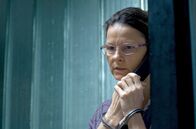 Die Verdächtige – Hana (Klara Meliskova) ruft von der Polizeiwache aus ihre Tochter an: Sie soll sich um einen Anwalt für sie kümmern.