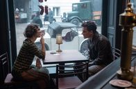 Babylon Berlin – Charlotte Ritter (Liv Lisa Fries) trifft sich mit „Rukeli“ Trollmann (Hannes Wegener) in einer Familienangelegenheit.