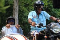Death in Paradise – Dwayne (Danny John-Jules, r.) möchte J.P. (Tobi Bakare, l.) die Angst nehmen und hat ihm die Augen verbunden.