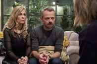 Sturm der Liebe – Josie (Lena Conzendorf, r.) will Yvonne (Tanja Lanäus, l.) und Erik (Sven Waasner, M.) verzeihen.