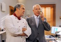 Sturm der Liebe – ARD STURM DER LIEBE FOLGE 1212 Uhr im ERSTEN. Werner (Dirk Galuba, r., mit Joachim Lätsch, l.) erfährt am Telefon, dass der Verkauf des Ackerlandes geplatzt ist.