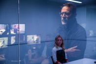 Postcard Killings – Jacob (Jeffrey Dean Morgan) ist fest davon überzeugt, dass Sylvia (Naomi Battrick) am Mord seiner Tochter beteiligt war.