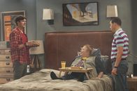 Two and a Half Men – Als Berta (Conchata Ferrell, M.) Probleme mit ihrem Rücken bekommt, wollen Alan (Jon Cryer, r.) und Walden (Ashton Kutcher, l.) sie dazu überreden, doch endlich in die wohlverdiente Rente zu gehen. Doch ob sie das nicht noch bereuen werden?