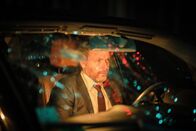 Tatort – Irgendetwas hat hinter dem Wagen gepoltert … aber Ben Dellien (Nicholas Reinke) hat es eilig.