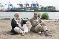 Der Liebling des Himmels – Sorel sen. (Mario Adorf, links) und sein Sohn Dr. Magnus Sorel (Axel Milberg, rechts) haben ein vertrauliches Gespräch am Elbstrand.