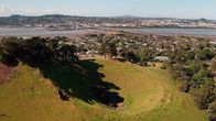 Mit dem Zug durch ... – Ein Krater mitten in der Wirtschaftsmetropole Auckland. Unter ihr brodeln rund 50 schlafende Vulkane, die irgendwann ausbrechen werden.